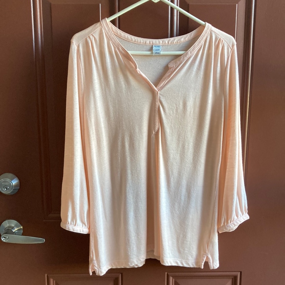 🌻 5/$15 Old Navy top in pale melon 🍉 size M